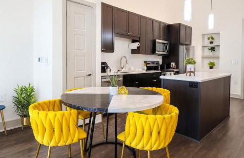 Lux Modern Apartment with Pool View & Prime Location - Foto 20