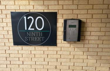 Beautiful Condo on Riverwalk w King Ste Free Parking Pet friendly centrally Located on the Riverwalk - Photo 4