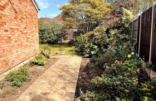 Spacious Family Bungalow with Garden for up to 7 - Photo 22