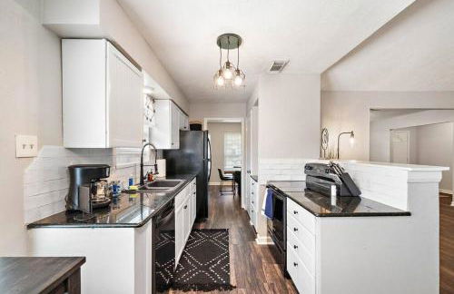 Large South Houston gem with covered patio seating - Foto 9