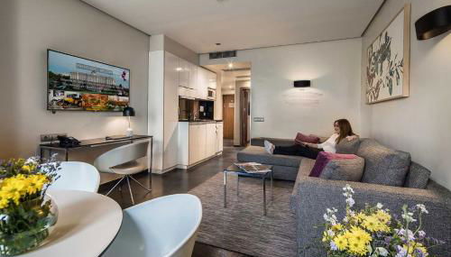 Apartosuites Jardines de Sabatini - Photo 5