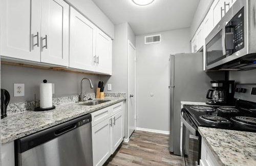Comfortable 1BR Extended Stay I Onsite Parking - Foto 10