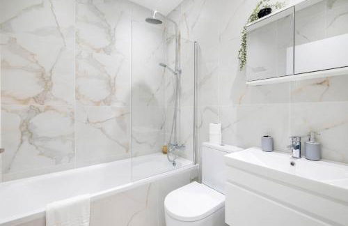 Luxurious 1 Bed Serviced Apartment with Wi-Fi - Photo 22