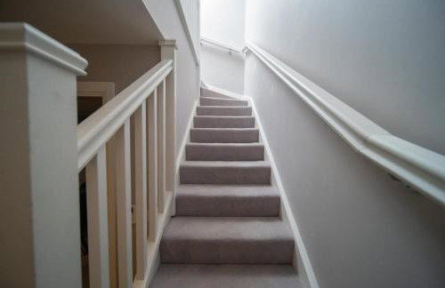 Deluxe Apartment near Cabot Circus w Parking sleeps 5 - Foto 14