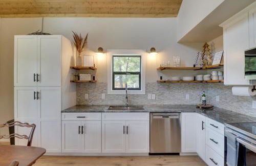 Lakeside Cabin Retreat with Private Hot Tub! - Foto 14