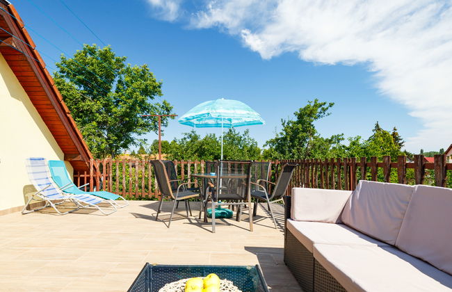 5 bedroom House in Siófok with private pool and garden - Photo 22