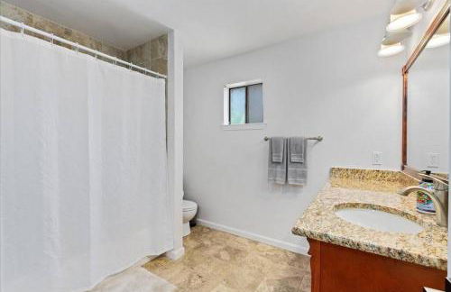 Super Comfy Home with Hot Tub! - Photo 5