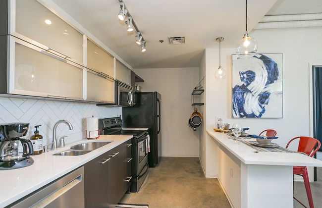 Mid Century Modern Downtown Condo | 30+ Night Min - Foto 8