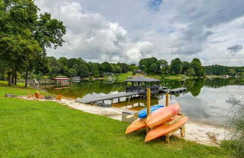 Lakefront Sherrills Ford Haven with Boat Dock! - Foto 22