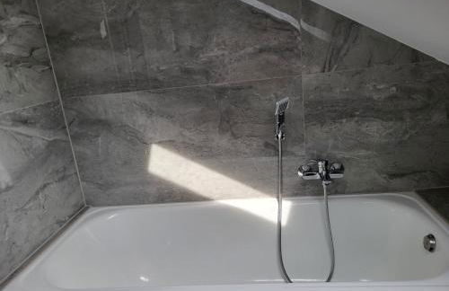 Fredi Apartment, moderne ruhige Wohnung, nur 4 km von der A2 - Foto 13