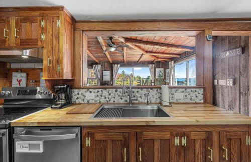 Coastal Red Farmhouse w/Firepit - Holiday Home - Foto 8