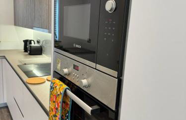 Three-bedroom modern family home by the pond with free parking - Photo 28