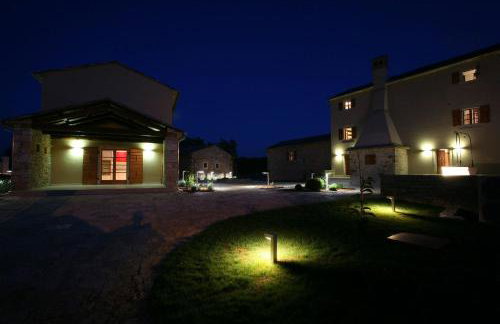 Villa Poropati, Grožnjan, Istria - Luxury Countryside Estate for up to 19 persons - Large pool of 80m2 with kids section - Foto 19