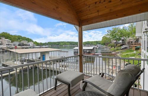 Beautiful Lake Front Home with Private Dock In Lick Branch Cove - Foto 28