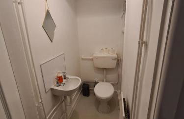 6 bed, sleeps 8, 1 Mile from New Cross Hospital, 10 mins from M6 Jct 10 & M54 Jct 1 - Foto 14