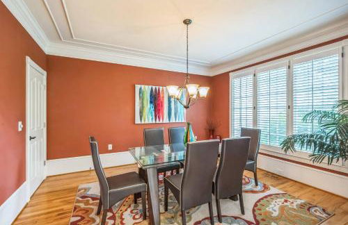 Elegant 5BR Retreat Pool & Yard - Foto 19