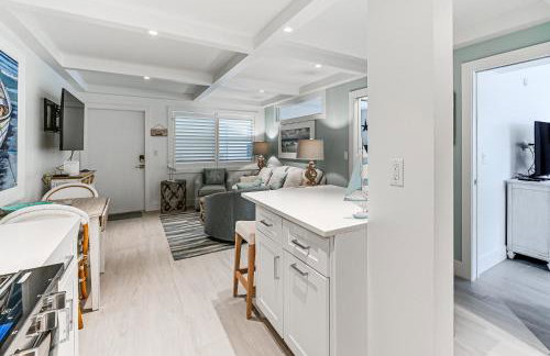 Coastal Downtown Naples Condo - Walk to the Beach! - Foto 12