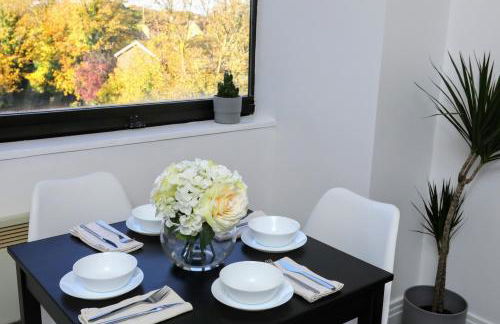 Aisiki Living at Upton Road, Multiple 1, 2, or 3-Bedroom Apartments, King or Twin Beds with Free WiFi & Parking Space - Foto 16