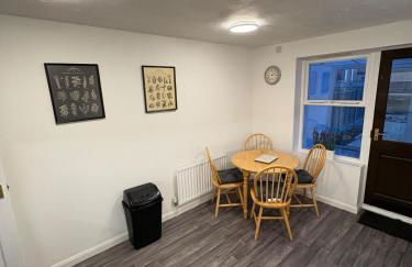 Northampton 2 King Bed SKY TV Driveway Earls Barton - Photo 15