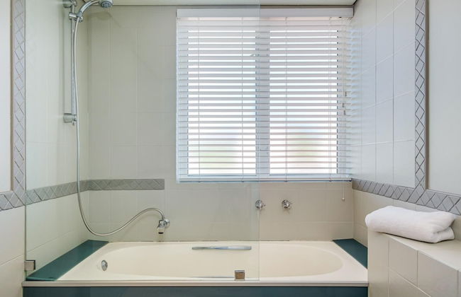 Contemporary Apartment Close to the Radisson Majolica - Photo 25