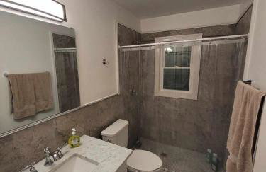 Spacious 4BR Home w Pool • Family Friendly - Foto 12