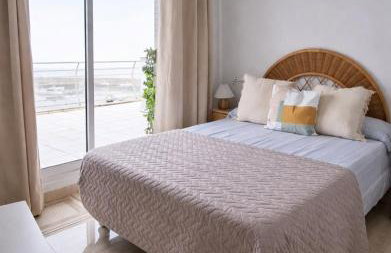 Ático con piscina, terrazas y vistas al mar - Foto 45