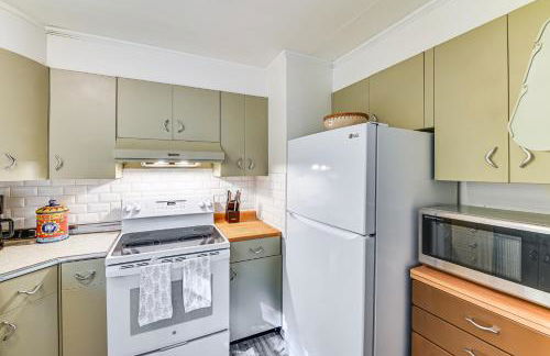 Ambient Manchester Village Abode with Deck and Pond! - Foto 10