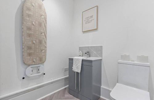 Beautiful House - Sleeps up to 7 - Free Parking, Fast Wifi and Smart TV by Yoko Property - Foto 19