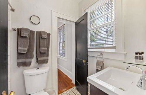 Luxurious Myers Park Living with Screened Porch - Foto 15