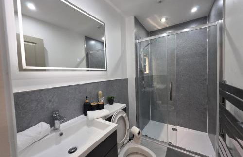 #18 Anfield 5 min walk Sleeps 7 4BR 5Bed 3Bathrms - Photo 56