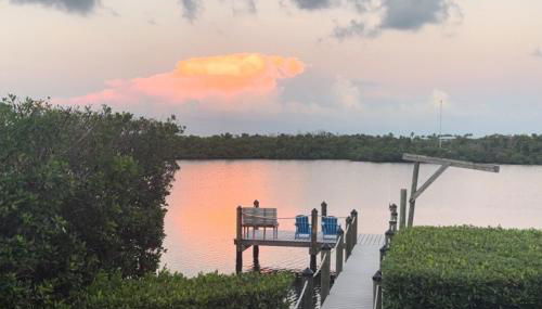 Private Bayfront Beach House with Dock, Steps to Beach and Restaurants - Foto 2