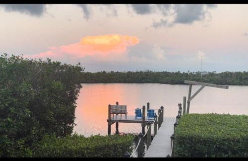 Private Bayfront Beach House with Dock, Steps to Beach and Restaurants - Foto 2