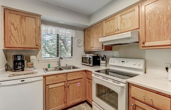 Secluded Condo with Peaceful Wooded Views and Easy Access to the Beach by RedAwning - Foto 8