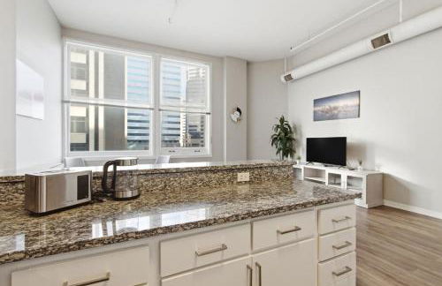 Luxury Downtown Cityview Suite Skywalk Access and Free Garage Parking - Foto 47