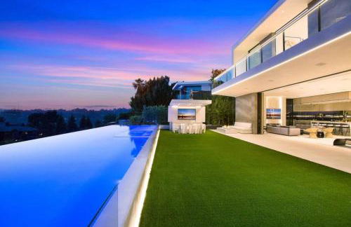 Ultra-Luxurious BH Estate with Pool, Theatre, Views - Foto 1