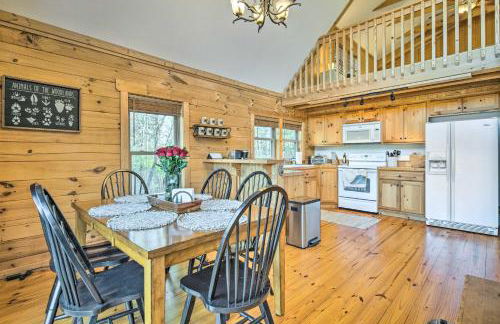 10 Mi to Lake Lure Mtn-View Cabin with Deck and Loft! - Foto 9