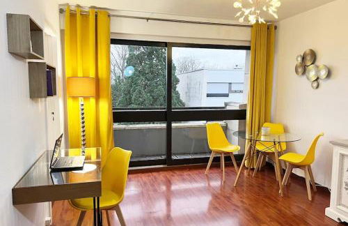 Sunny Flat, parking & RER C and H - Foto 7