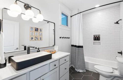 Tranquil East Nashville Zen Retreat with 2 Patios, Garage Parking, Yoga Mats Included, Covered Patio and Deck, Walk to Five Points Dining & Bars, Board Games, 10 Min to Broadway, 24 Hr Hospitality - Foto 30