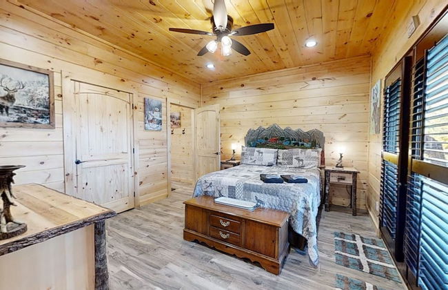 Lazy Bear Lodge 5 Bedroom Cabin by RedAwning - Photo 16