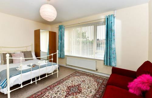 Spacious 4 Bedroom home with Parking Garden - Pass the Keys - Foto 28