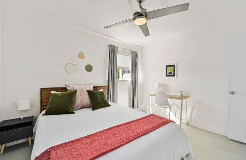 The Guava Door - Cheerful Mid-Century - big yard, free parking - Foto 15