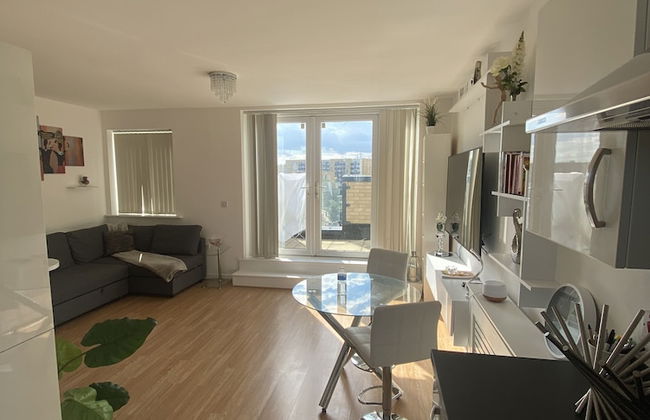 Captivating 1-bed Apartment in Barking - Photo 19