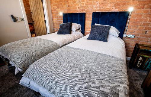 DJH Homes - Luxurious and chic 3BR Grade II Industrial House with log burner and electric blinds - JQ, Birmingham City - Foto 33