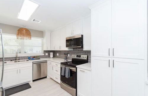 Bay Breeze Escape - 3BR Home with Game Room, Huge Backyard, Patio & Minutes from Boardwalk - Foto 16