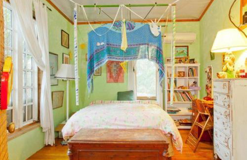 Eclectic Riverfront Log Cabin and Artist Retreat for Groups in Castle Hayne, North Carolina - Foto 17