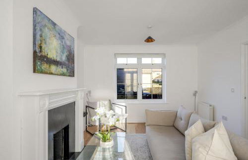 Luxurious 3 Bed House with Free Parking, Sky TV, Movies & Netflix - Foto 43