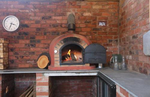 Rushmoor Retreat, Cosy with Outdoor Pizza Oven - Photo 1