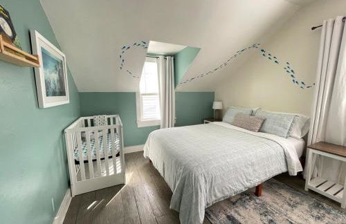 Sunlit Surf House 4BR Downtown Walk to beach - Foto 36