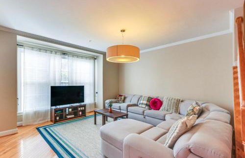 Modern 3BR Townhome | 3 Mi to Dulles and Reston TC - Foto 4