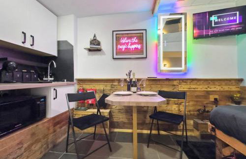 Kinky Kabin w Hot Tub, Sauna and Rooftop Garden - Foto 19